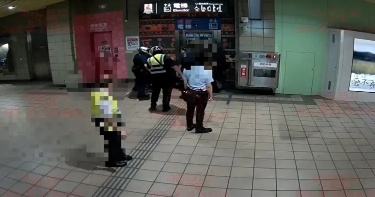 警方於電梯前逮到黃男。翻攝畫面
