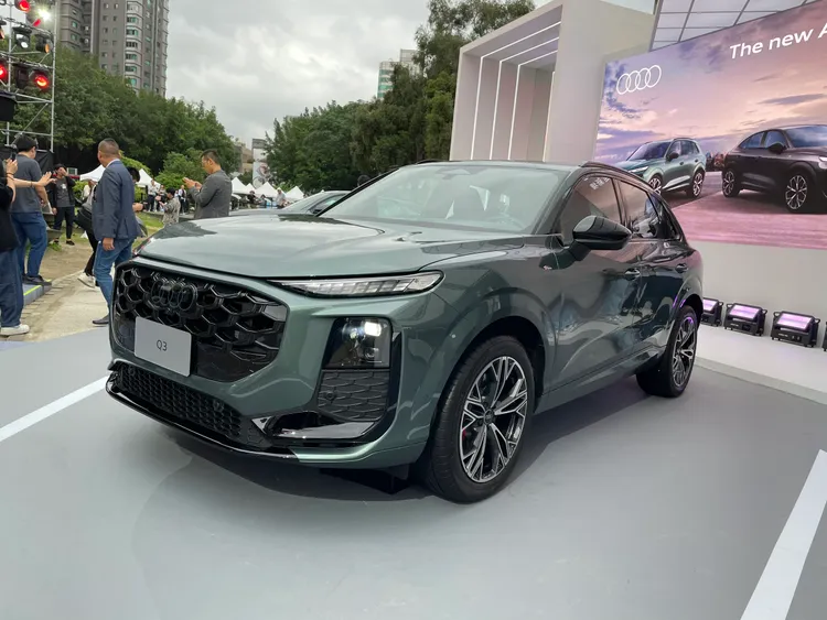 全新Audi Q3採用新世代家族設計語彙，車頭導入分離式頭燈與大型Singleframe水箱護罩，展現更鮮明的運動氣息。林浩昇攝