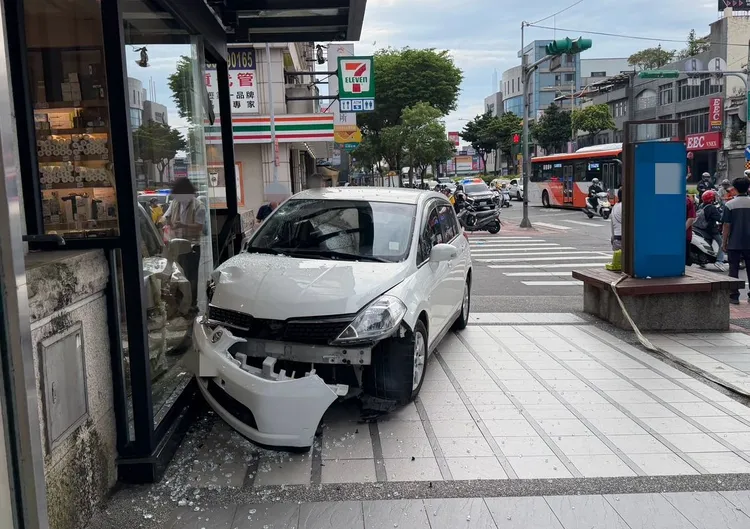 小客車撞擊店面。中壢警分局提供