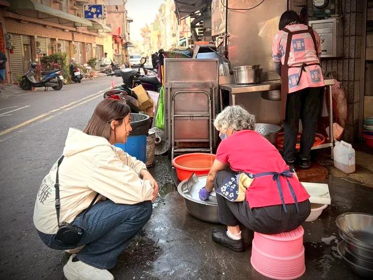 黃敬雅勤走階層，傾聽市民心聲。翻攝畫面