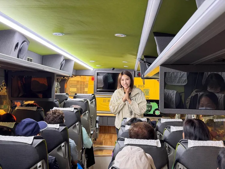 利用送車機會，黃敬雅向選民請託支持。翻攝畫面