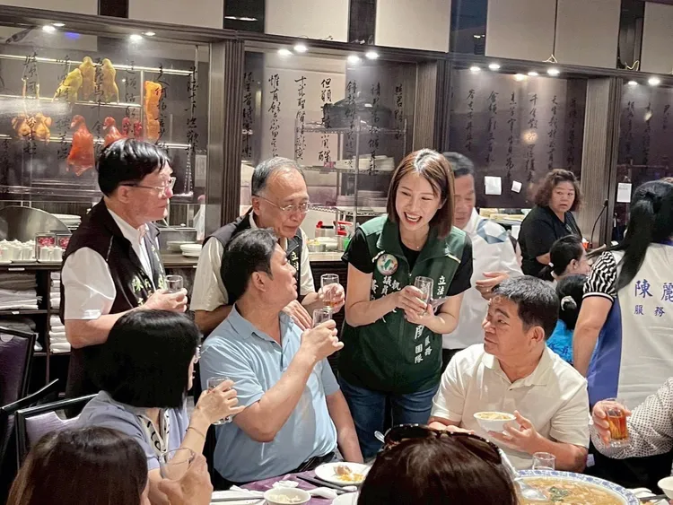 黃敬雅參加各種活動，讓選民更加認識。翻攝畫面