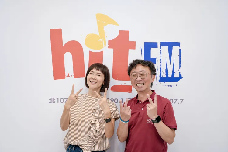 活力DJ阿娟（左）與臺東縣政府農業處處長許家豪暢談「這超台東未來超市」主題策展。Hit Fm聯播網提供