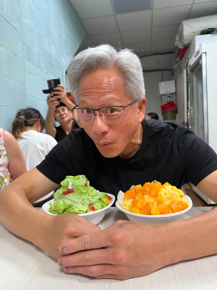 輝達執行長黃仁勳前往夜市品嘗美食。翻攝自輝達官方X帳號