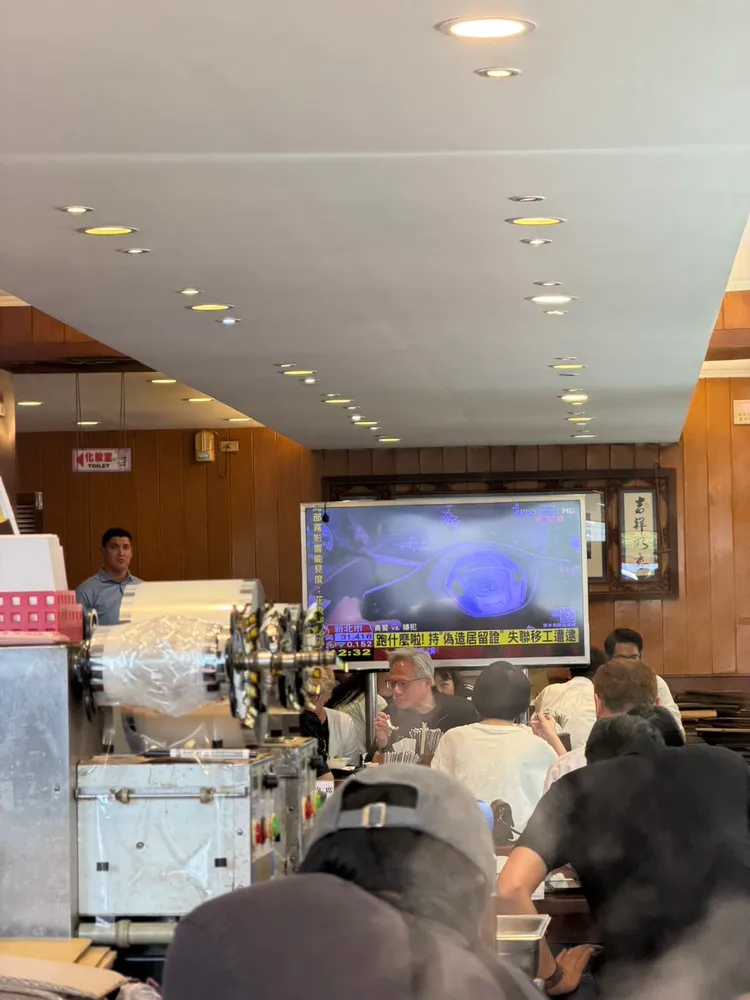 輝達執行長黃仁勳前往王記府城肉粽用餐。讀者提供
