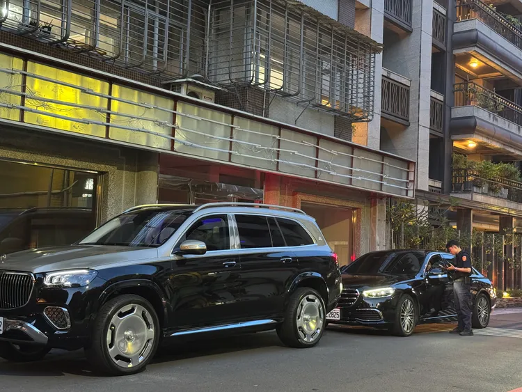 黃仁勳座車停放在餐廳旁紅線，警方到場後依法開出違停罰單。彭欣偉攝