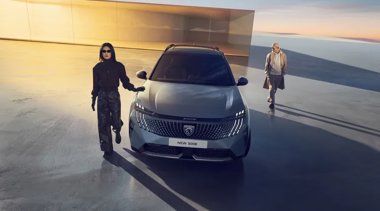 Peugeot 5008車頭承襲獅王家族設計語彙，搭配立體格柵與銳利燈組造型，展現更具張力的法式休旅氣勢。原廠照片