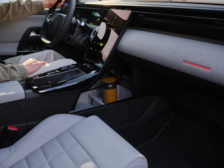Citroën C5 Aircross座艙導入C-ZEN LOUNGE概念，中控設計強調直覺操作與舒適氛圍，營造如居家般的駕乘體驗。原廠照片