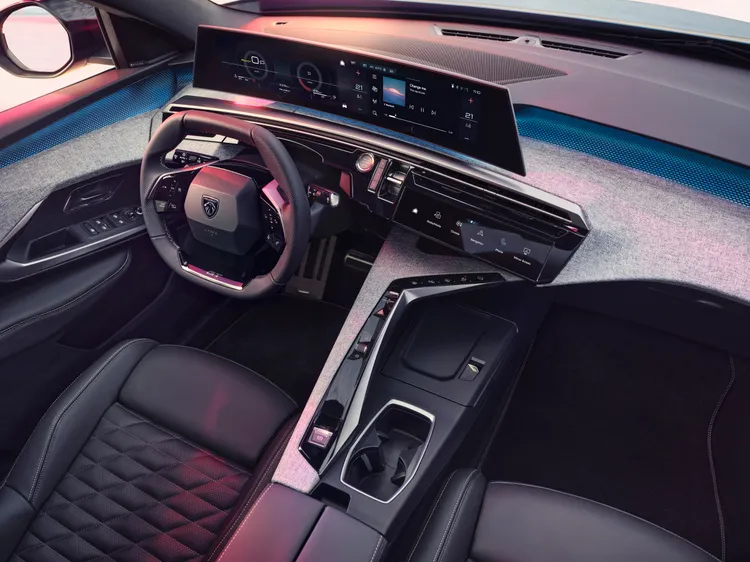 Peugeot 5008車室以三排七人座空間為核心，結合數位化座艙與科技配備，強化家庭與長途乘坐機能。原廠照片