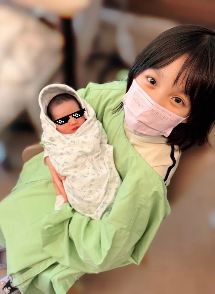 舞思愛的大女兒，抱著剛出生的小兒子，萌翻全網。翻攝舞思愛臉書