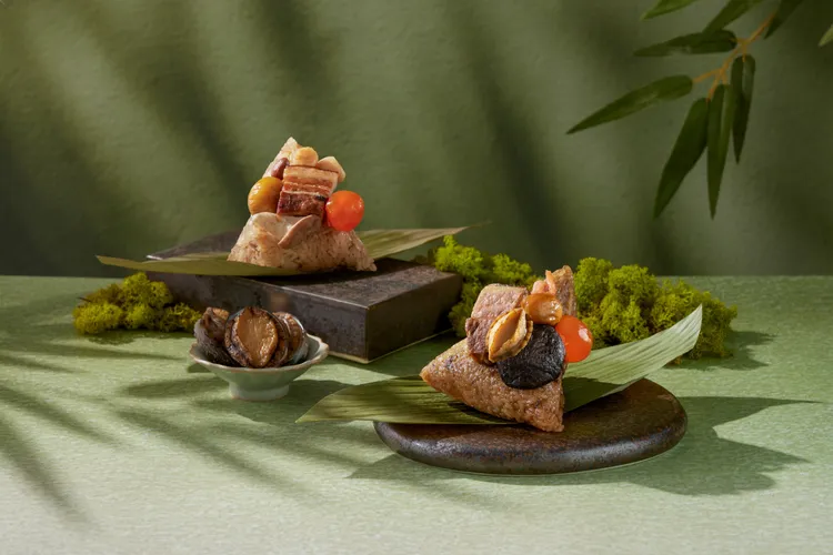 「寒舍雙饗粽禮」每組6入1480元，一次品嚐兩款懷舊家鄉粽，包含寒舍台式粽與寒舍鮑魚粽。寒舍集團提供