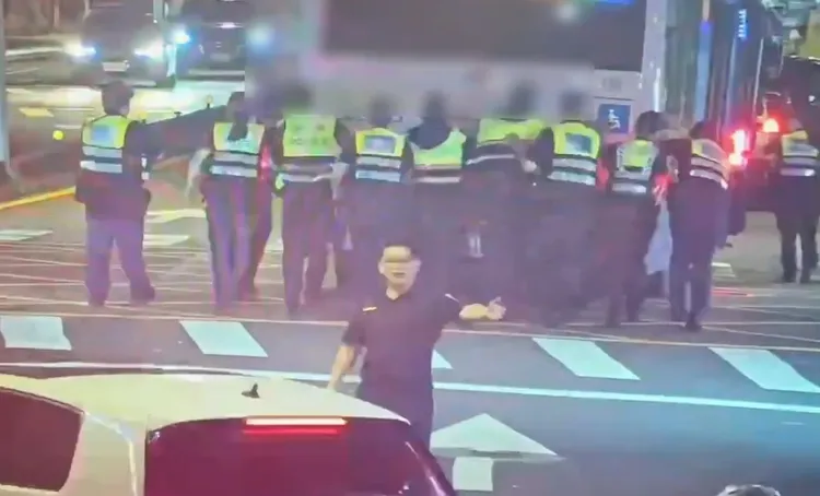10警合力推動公車。翻攝畫面