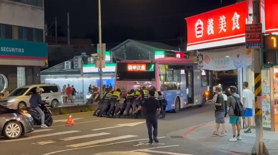 景美夜市旁公車拋錨 10警「20手」合力推車震撼畫面曝光