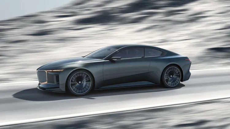 未來量產版動力很可能採用BMW現行4.4升雙渦輪V8 Hybrid架構。原廠照片