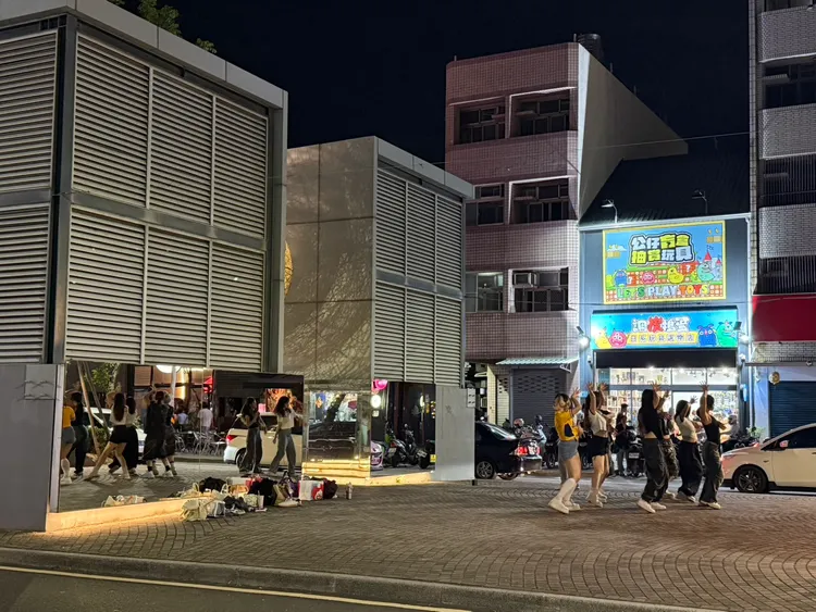 南市府於文化中心、市政中心、活動中心及圖書館等場域設置戶外練舞鏡面。翻攝畫面
