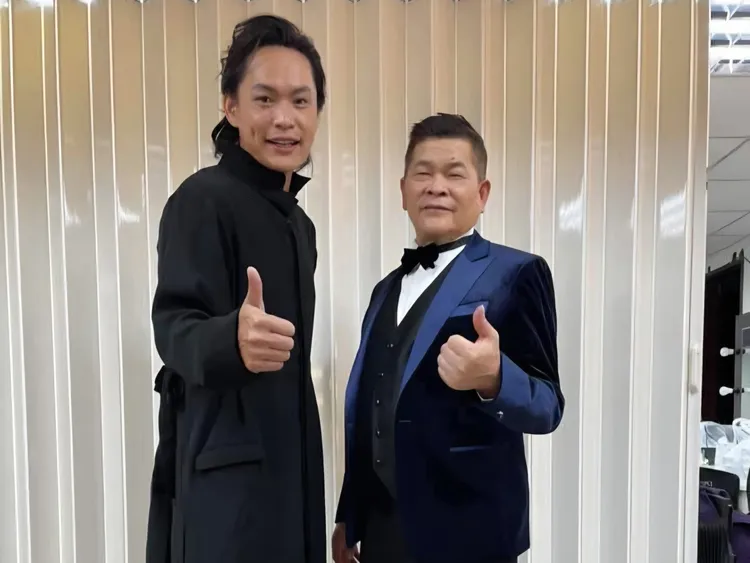 黃鐙輝（左）為師公澎恰恰台語歌《做你的後生你的囝》MV助陣。摘自臉書