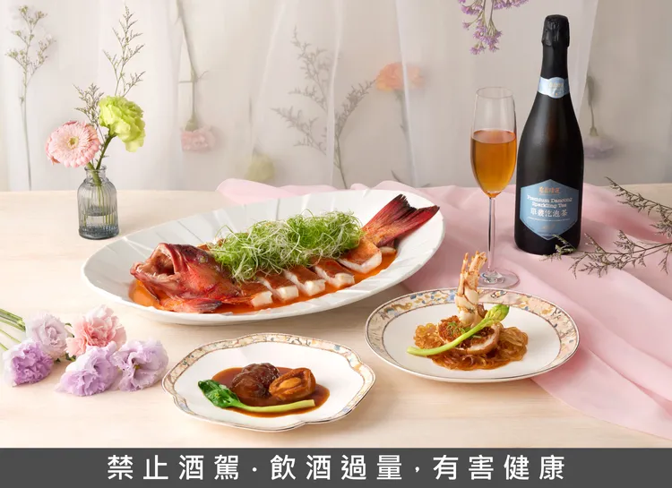台北喜來登大飯店主打正宗粵菜的「辰園」5/1至5/3及5/9至5/10，推出兼具滋補與風味的九道式母親節桌席，展現細膩刀工與層次風味，10人桌席售價3萬8800元+10%。寒舍餐旅提供