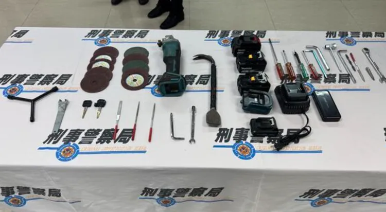 警方查扣電動工具、鐵撬棍、萬能鑰匙等犯案工具。翻攝畫面