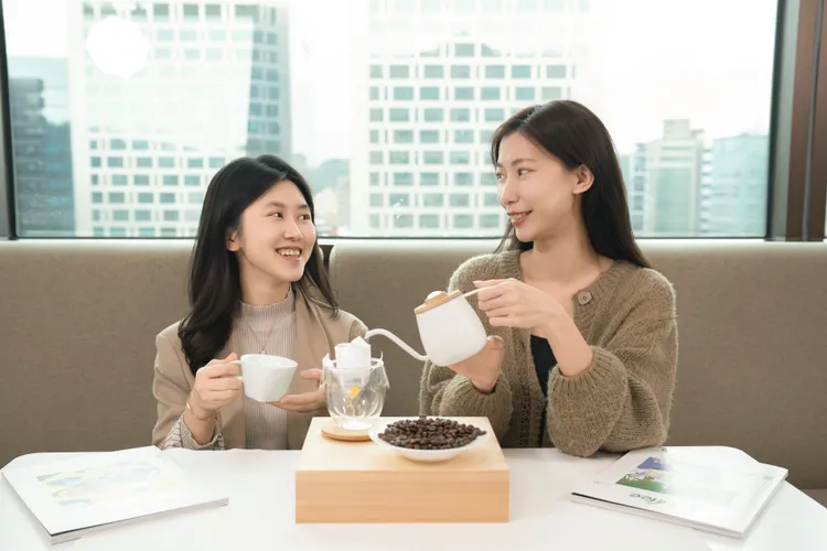 雀巢金牌濾掛咖啡將繁瑣的手沖流程濃縮在一撕一拉之間，讓精品級咖啡的細膩美學真正走入日常生活。業者提供