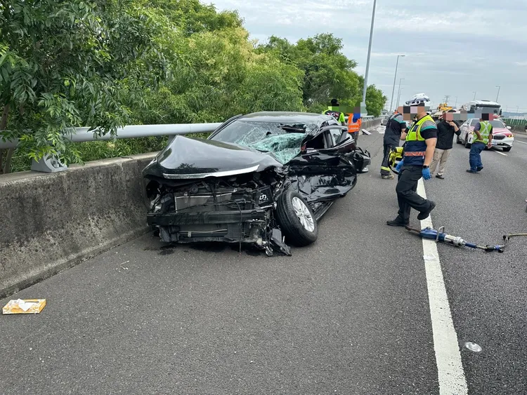 肇事自小客車嚴重變形，車內2人一度受困。民眾提供