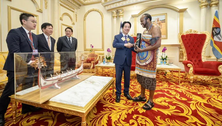 賴清德出訪史瓦帝尼贈送國王的禮品包括來自蘭嶼達悟族青年所打造的拼板舟模型。總統府提供