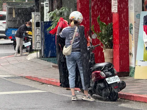 梅雨鋒面接力襲台！北台低溫探17°C　全台濕涼一周天氣曝