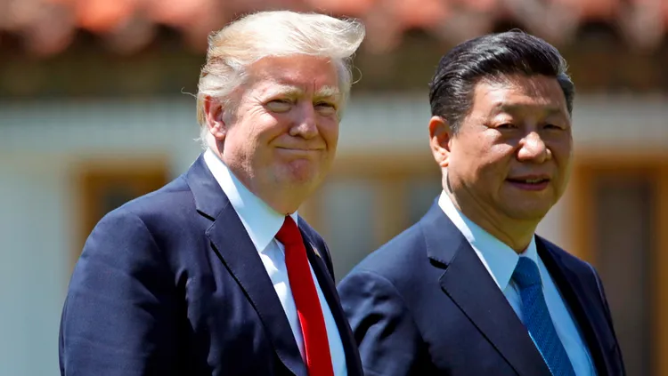 有報導指中國國家主席習近平（右）有意施壓川普，要求美國表態反對台獨。美聯社資料照