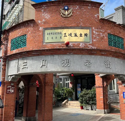 三峽女警彎腰貼單遭偷拍PO網　網友噁心留言涉性騷擾！警蒐證提告