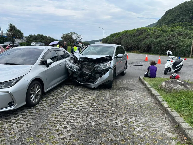 李男駕駛休旅車想左轉進入停車場，不料卻與直行的簡男發生碰撞。翻攝照片