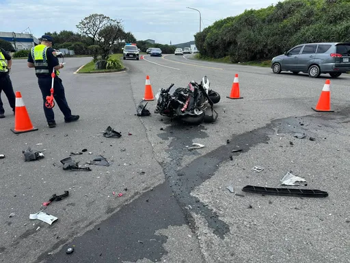 貢寮台2線驚悚車禍！休旅車左轉撞重機　52歲騎士噴飛命危