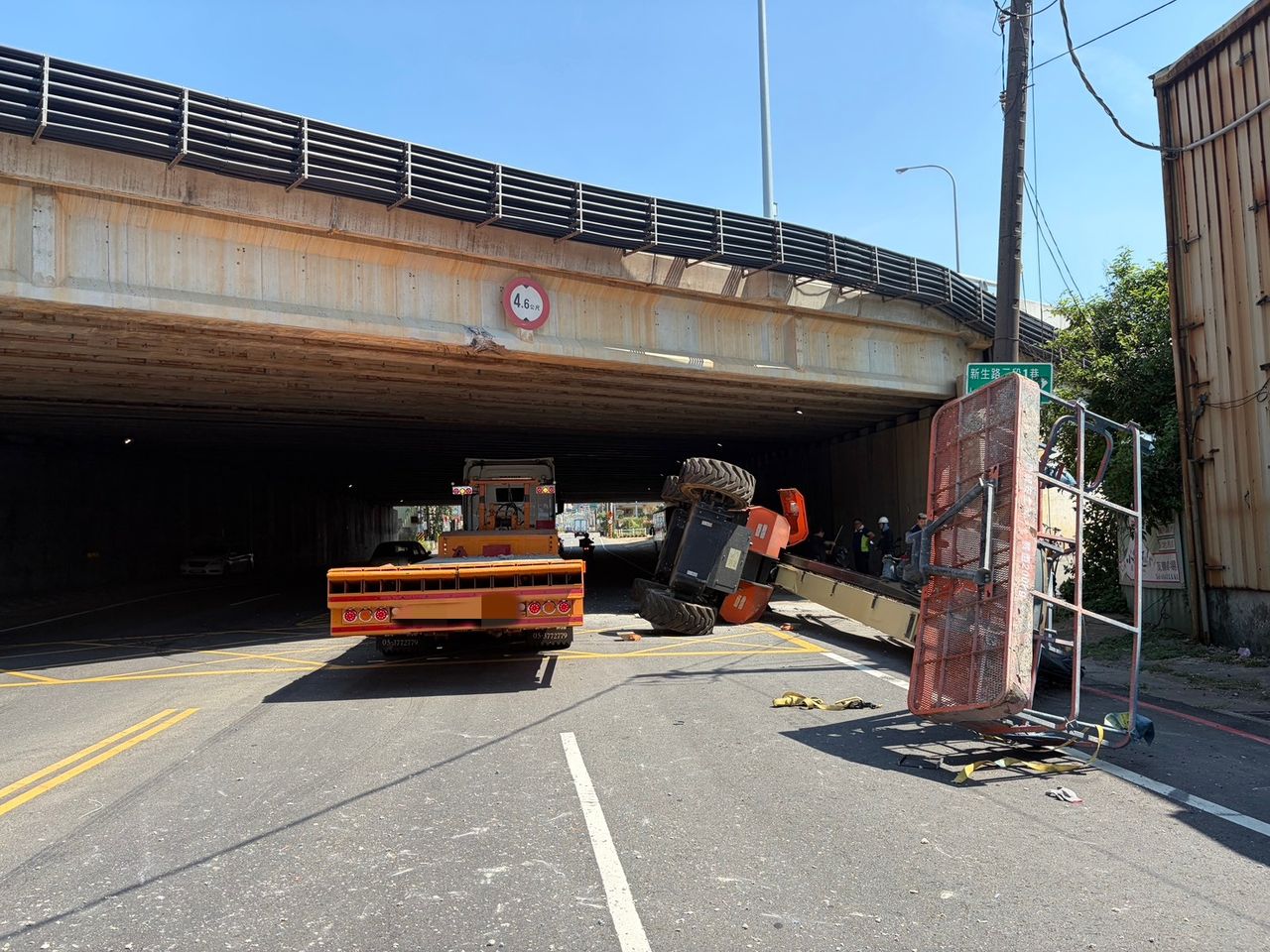 聯結車載運「過高」撞毀涵洞 超糗擊落影片曝光