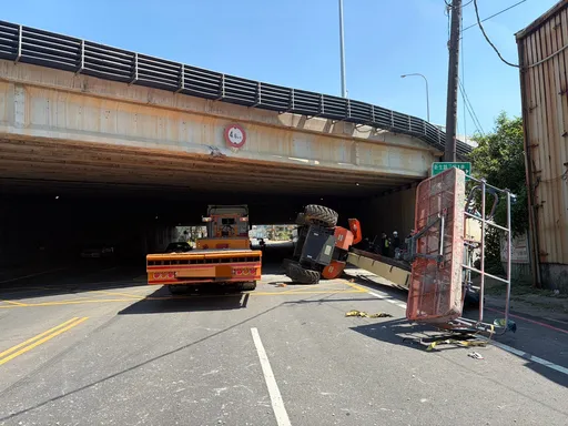 聯結車載運「過高」撞毀涵洞　超糗擊落影片曝光