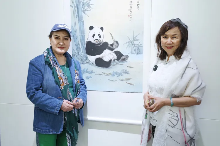 楊麗花現身力挺乾妹黃湘詅畫展。黃湘詅提供