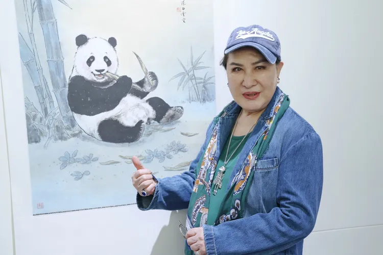 楊麗花看熊貓畫作被民眾捕捉。黃湘詅提供