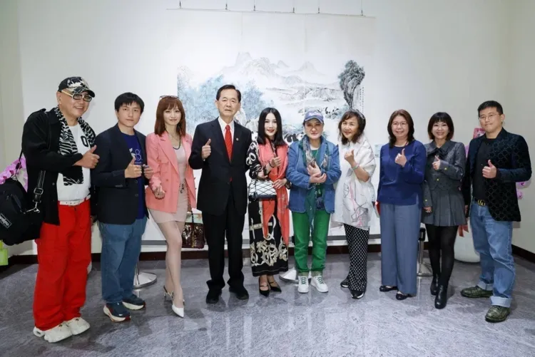 楊麗花與觀展嘉賓合影留念。黃湘詅提供