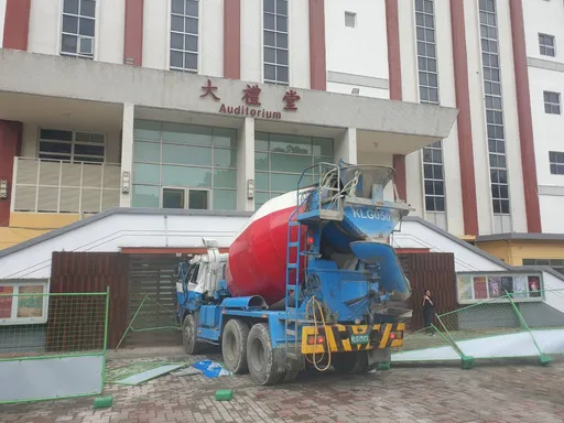 校園驚魂！水泥預拌車暴衝撞上世新禮堂　建物毀損、駕駛手傷拒送醫