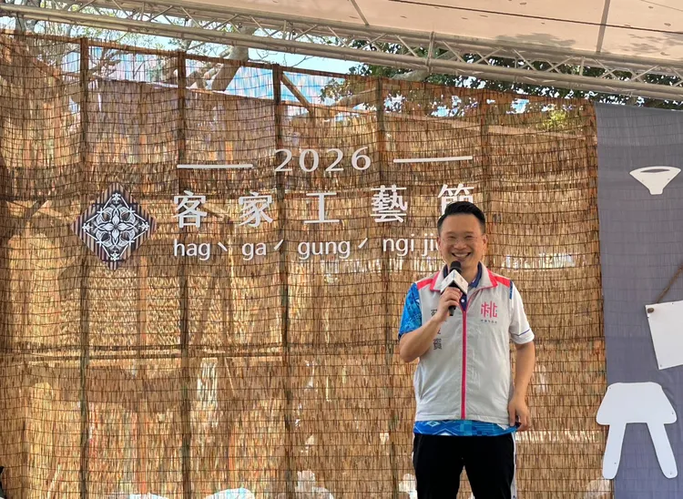 蘇俊賓分享曾以客家纏花作為新婚禮物贈送日本友人的故事。客家局提供