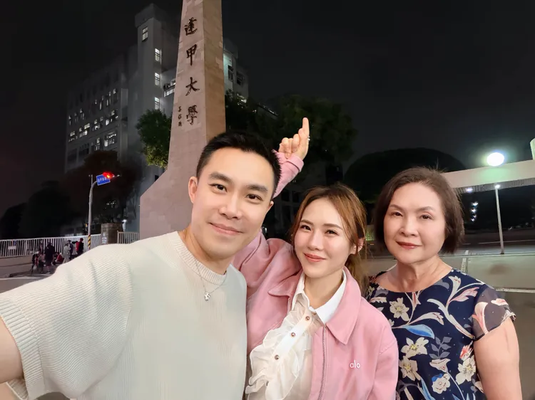 吳申梅(中)堪稱最幸福女人，有帥尪疼愛，還有媽媽陪在身邊。喜上梅梢娛樂提供