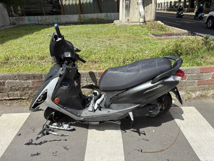 機車毀損嚴重。翻攝畫面