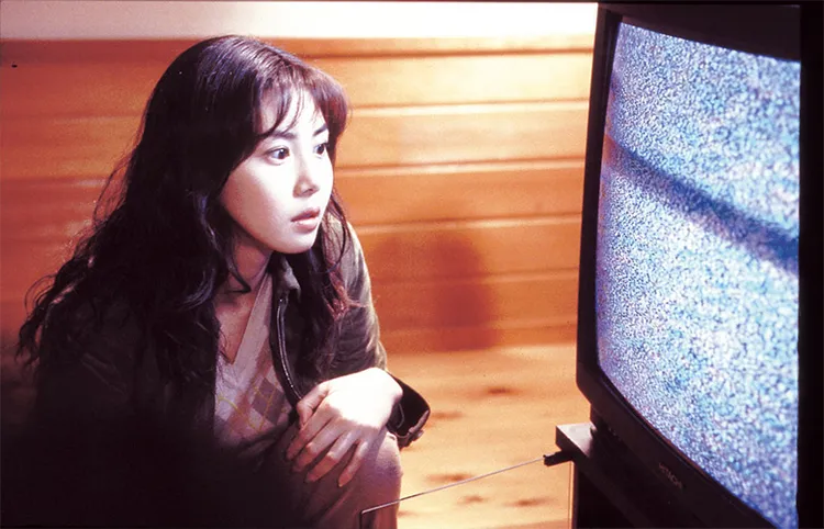 松嶋菜菜子在《七夜怪談》片中不小心看了受詛咒的錄影帶。翻攝skyperfectv