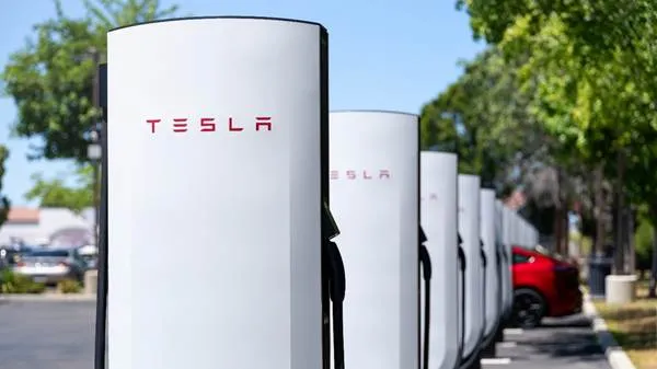 目前Tesla在台已佈建達115座超級充電站及超過1,200支目的地充電座，加上各品牌第三方充電，站目前全台已有超過3,700座電動車公共充電站，正式超越全台加油站總數。原廠照片