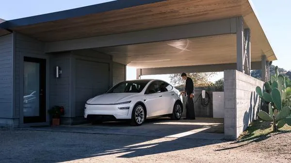 超過80%電動車車主選擇在自家住宅車位充電，全台近8萬名Tesla車主中，超過一半選擇安裝家用壁掛式充電座，等於每兩台Tesla即有一台選擇在家充電。原廠照片