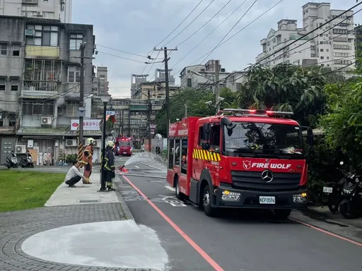 新店驚傳管線破裂瓦斯外洩　警拉封鎖線...消防員灑水降濃度