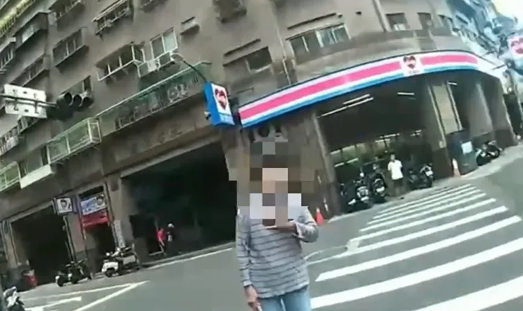 婦人遭警方攔查開單。翻攝畫面