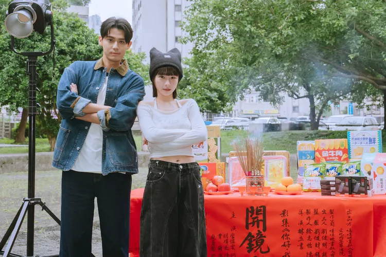 峮峮（右）飾演甜點達人，左為李玉璽。七十六號原子提供