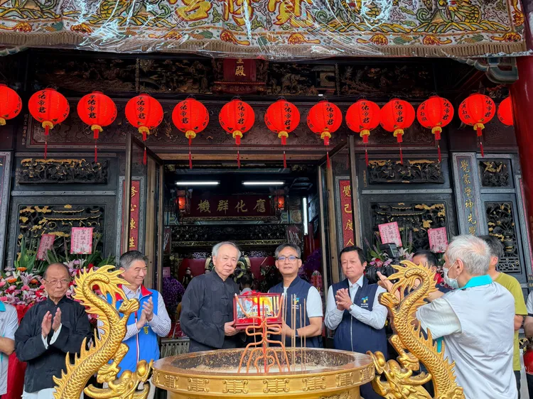 副市長張溫德代表接受捐贈。翻攝畫面