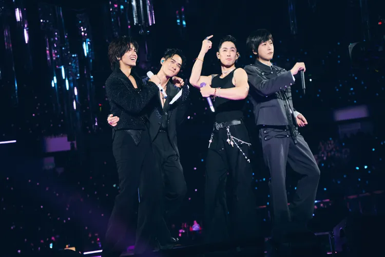 阿信（右）同時進行所屬團體五月天巡演、以及與F3成員同台的「F✦FOREVER恆星之城」演唱會。翻攝相信音樂微博