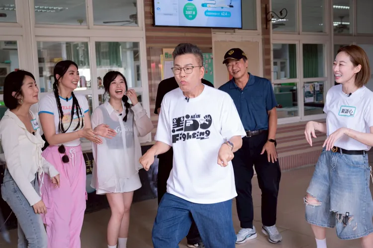 沈玉琳（中）帶主持群，一起前往鄭茵聲的家鄉大樹。公視台語台提供