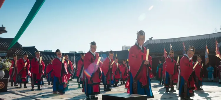 臣子們向邊佑錫喊「千歲」，也是諸侯國的用法。翻攝Disney+