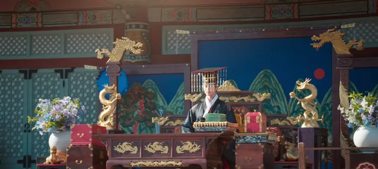 邊佑錫在《21世紀大君夫人》戴的王冠被發現是諸侯國的君王所使用。翻攝Disney+